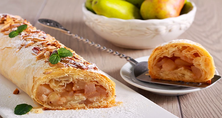 Birnenstrudel mit Walnüssen